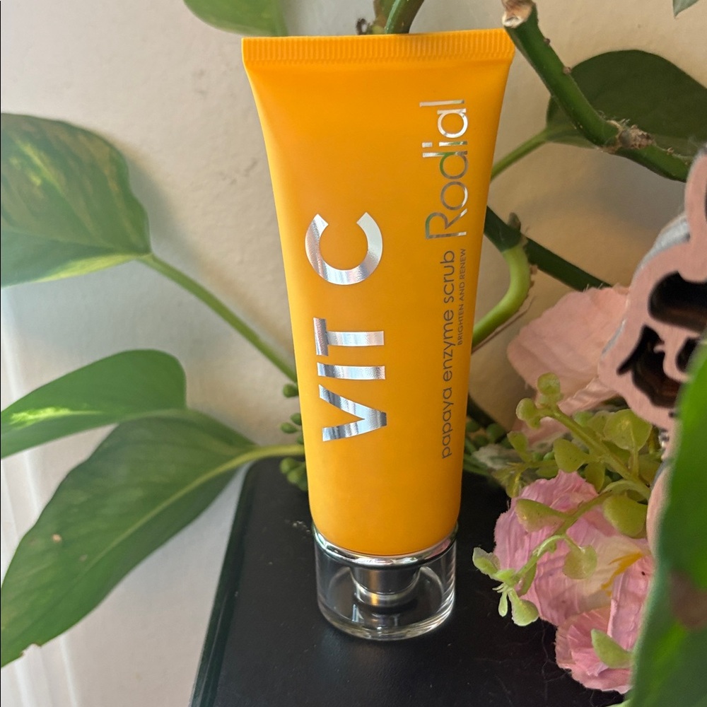 Rodial VIT C Enzyme Scrub in Orange and Silver